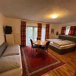 Studio Mit Gartenterrasse
